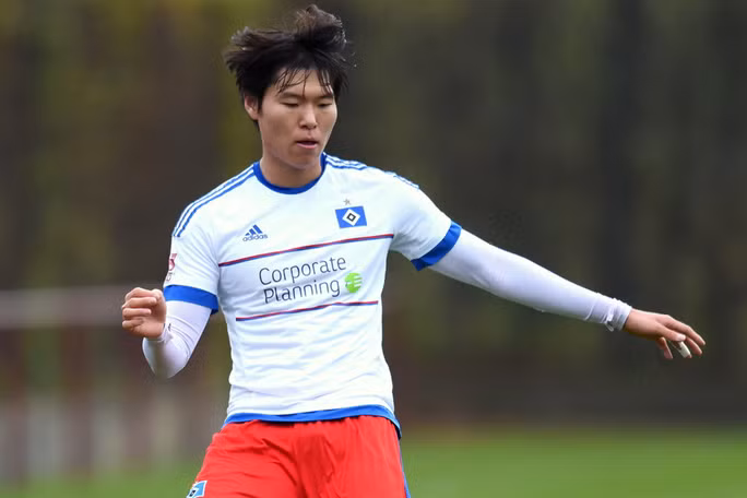 Kim Dong Su sẽ chơi ở vị trí tiền vệ trụ hoặc trung vệ, sau lưng bộ đôi Tuấn Anh - Xuân Trường