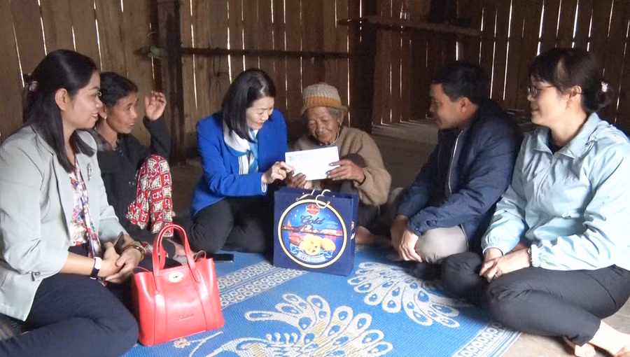 Trung ương Hội LHPN Việt Nam thăm các gia đình chính sách trên địa bàn thị xã An Khê. Ảnh: Thế Huynh