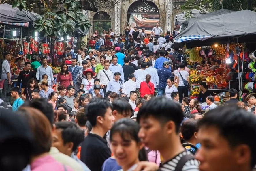 Yêu cầu người dân thực hiện nghiêm túc thực hiện các bước phòng chống dịch khi tham gia các sự kiện lễ hội, văn hoá dịp Tết. Ảnh: Tô Thế.