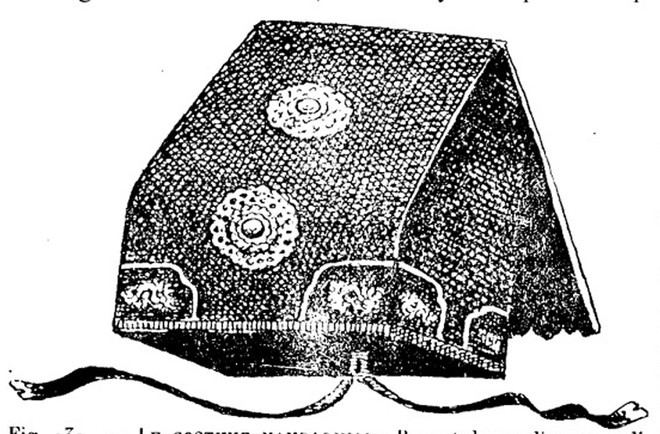 Qua hình ảnh của chiếc mũ này và đối chiếu với các hình ảnh về mũ Đông Pha, và nhất là bản vẽ của họa sĩ Tôn Thất Sa (ành), cho thấy đây là loại mũ Đông Pha của triều Nguyễn thuộc Việt Nam - Ảnh: T.L Qua hình ảnh của chiếc mũ này và đối chiếu với các hình ảnh về mũ Đông Pha, và nhất là bản vẽ của họa sĩ Tôn Thất Sa (ành), cho thấy đây là loại mũ Đông Pha của triều Nguyễn thuộc Việt Nam - Ảnh: T.L