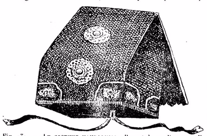  Qua hình ảnh của chiếc mũ này và đối chiếu với các hình ảnh về mũ Đông Pha, và nhất là bản vẽ của họa sĩ Tôn Thất Sa (ành), cho thấy đây là loại mũ Đông Pha của triều Nguyễn thuộc Việt Nam - Ảnh: T.L