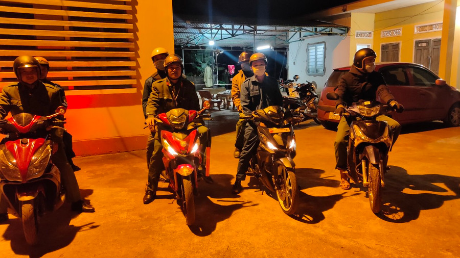 Một tổ tuần tra của xã Nam Yang (huyện Đak Đoa) trước giờ xuất phát. Ảnh: Thúy Trinh