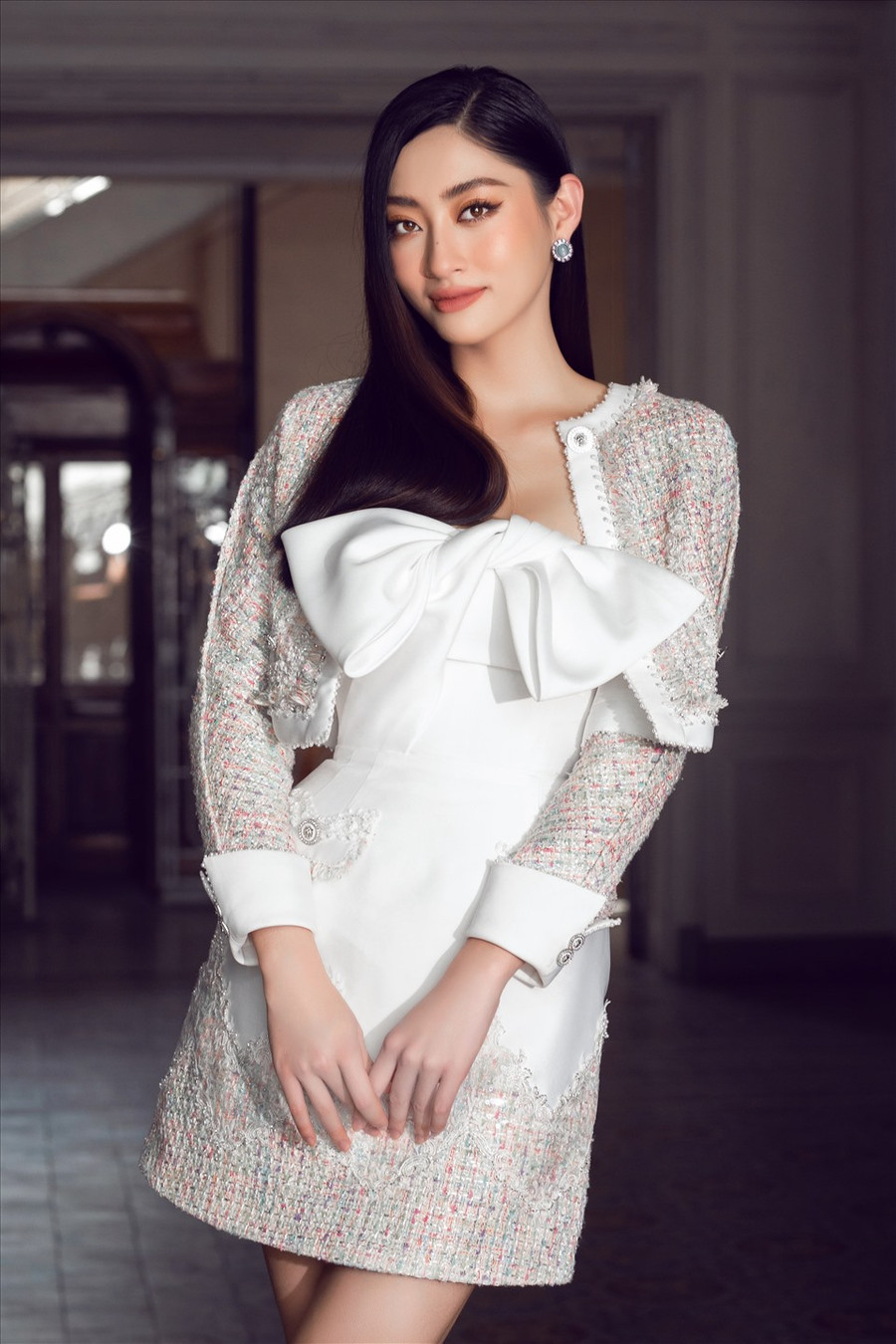 Những thiết kế chủ yếu sử dụng chất liệu tweed cao cấp dệt thủ công, xử lý hài hòa các gam màu sắc trẻ trung phô diễn được vẻ đẹp trong trẻo của người đẹp.