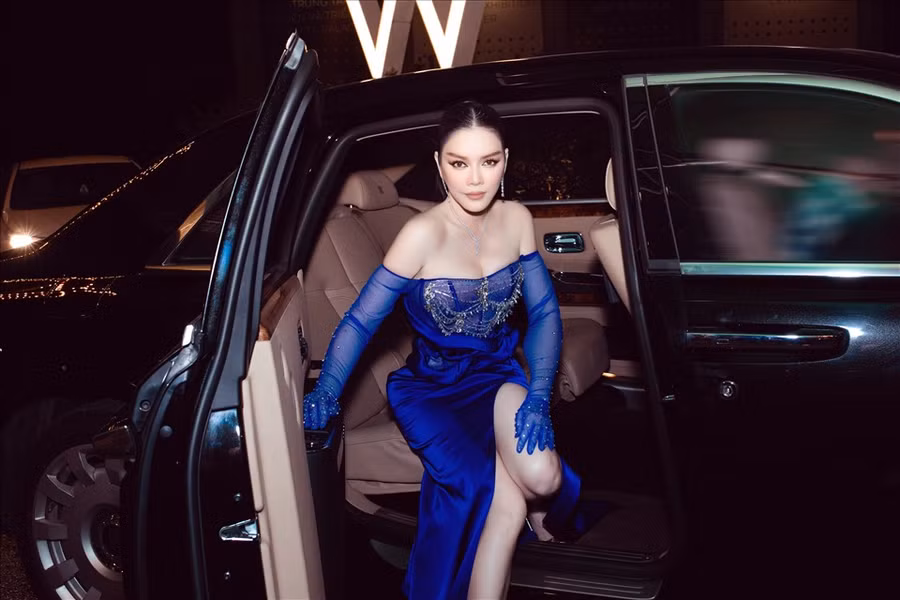 Lý Nhã Kỳ thu hút sự chú ý khi đến sự kiện bằng siêu xe trị giá 40 tỉ đồng. Ảnh: Linh Phạm