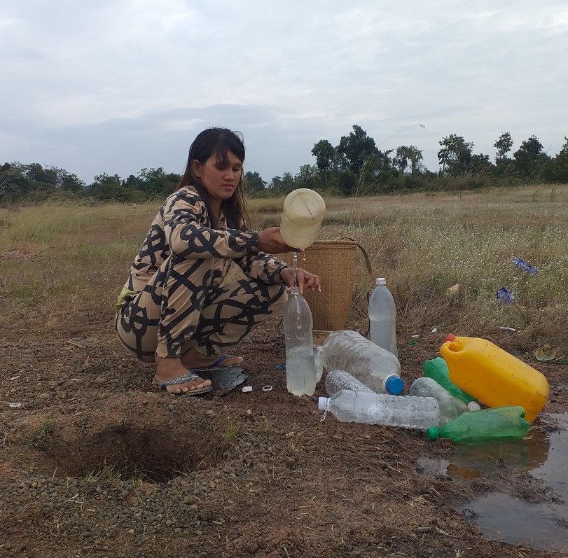 Mới đầu mùa khô nhưng người dân xã Ia Mơr ra đào hố quanh bờ ruộng để lấy nước về sử dụng.jpg