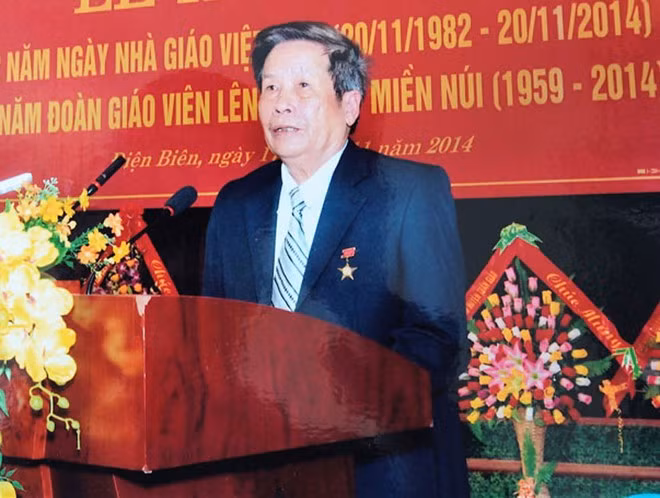 Anh hùng lao động Nguyễn Văn Bôn phát biểu trong lễ kỷ niệm 55 năm đoàn giáo viên lên công tác miền núi, tháng 11.2014 ẢNH: TƯ LIỆU