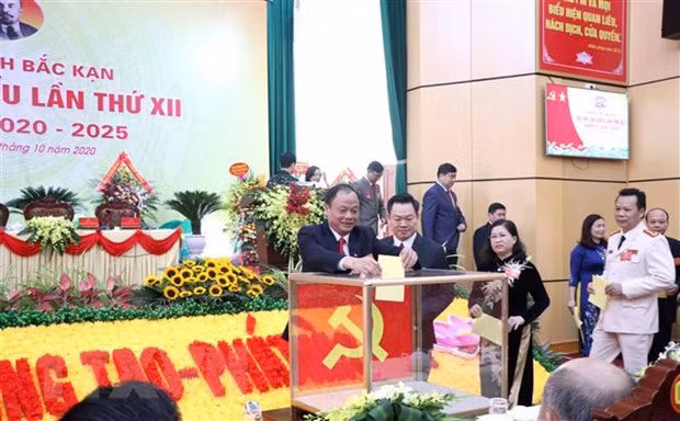Các đại biểu bỏ phiếu bầu Ban chấp hành Đảng bộ tỉnh Bắc Kạn lần thứ 12, nhiệm kỳ 2020-2025. (Ảnh: Mạnh Hà/TTXVN)