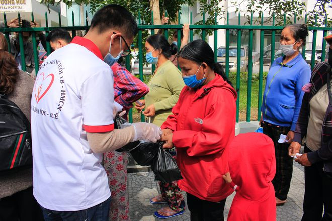 Phát cháo cho bệnh nhân. Ảnh: NY LƯƠNG