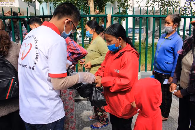 Phát cháo cho bệnh nhân. Ảnh: NY LƯƠNG