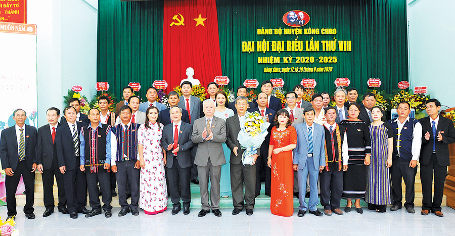 Ban Chấp hành Đảng bộ huyện Kông Chro lần thứ VIII (nhiệm kỳ 2020-2025). Ảnh: Hồng Thi Ban Chấp hành Đảng bộ huyện Kông Chro lần thứ VIII (nhiệm kỳ 2020-2025). Ảnh: Hồng Thi
