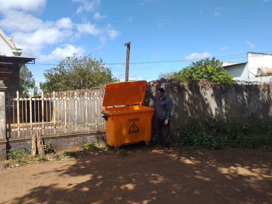 Thùng chứa rác thải nguy hại ở làng Le Ngol (xã Ia Tiêm, huyện Chư Sê). Ảnh: Nhật Hào
