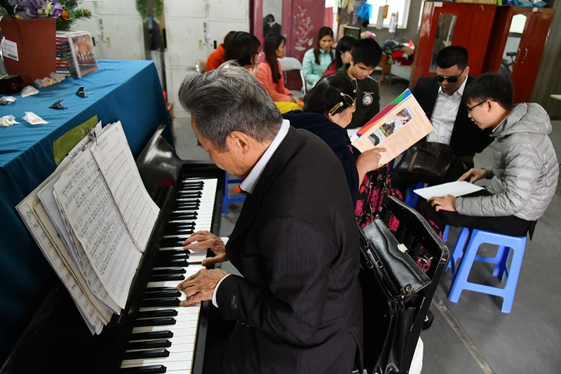 Giáo sư, nghệ sĩ Tôn Thất Triêm và các học sinh trong giờ luyện tập thanh nhạc. 