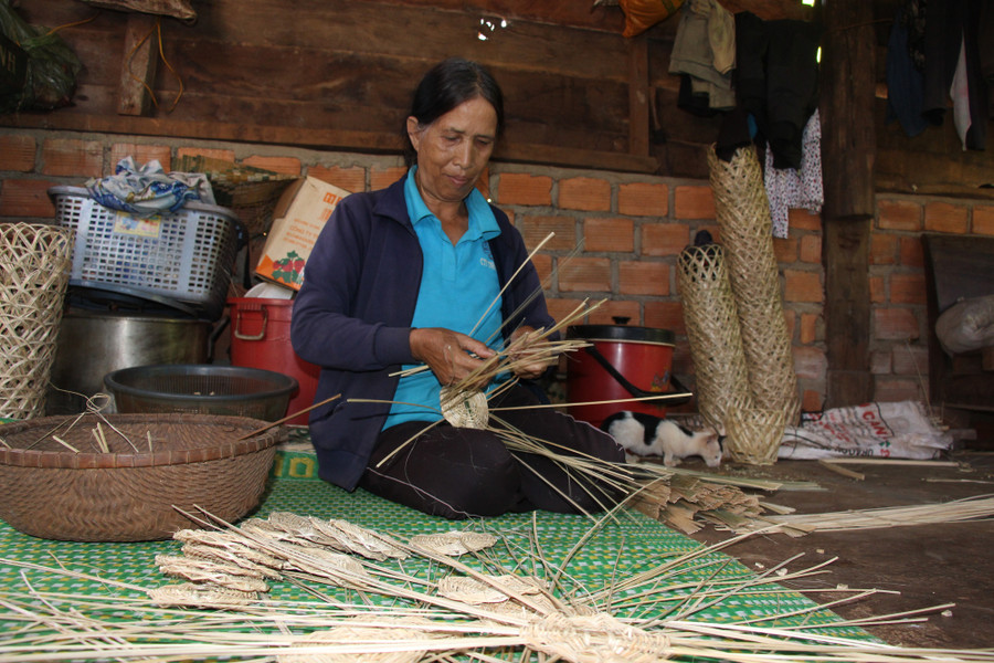 Nhiều hợp tác xã trên địa bàn tỉnh gặp khó khăn trong sản xuất, kinh doanh. Trong ảnh: Thành viên Hợp tác xã Mây tre đan Phú Thịnh (xã Hòa Đông, huyện Krông Pắc, tỉnh Đắk Lắk) gia công sản phẩm thủ công mỹ nghệ.