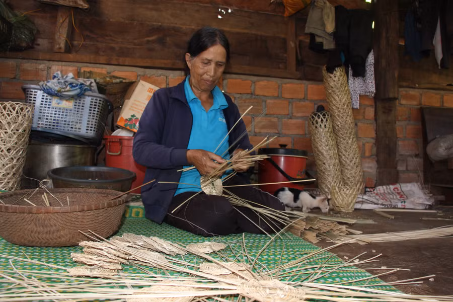 Nhiều hợp tác xã trên địa bàn tỉnh gặp khó khăn trong sản xuất, kinh doanh. Trong ảnh: Thành viên Hợp tác xã Mây tre đan Phú Thịnh (xã Hòa Đông, huyện Krông Pắc, tỉnh Đắk Lắk) gia công sản phẩm thủ công mỹ nghệ.