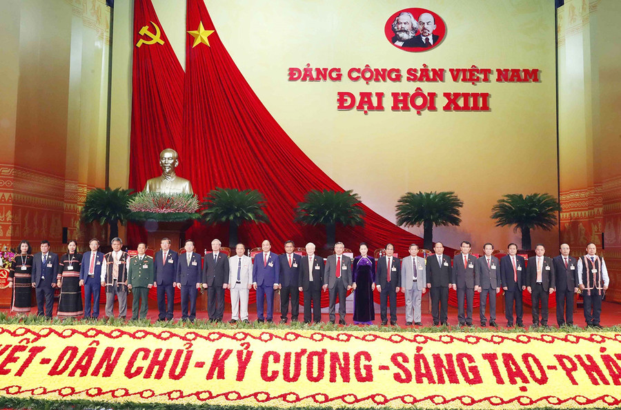 Đoàn đại biểu Đảng bộ tỉnh chụp ảnh lưu niệm với các đồng chí lãnh đạo Đảng, Nhà nước. Ảnh: Phương Dung