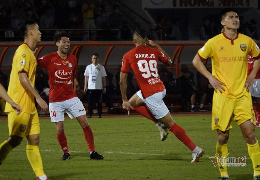Lee Nguyễn ăn mừng chiến thắng 2-0 của TP.HCM trước đội khách HL.Hà Tĩnh ở vòng 2 V.League 2021. Lee Nguyễn ăn mừng chiến thắng 2-0 của TP.HCM trước đội khách HL.Hà Tĩnh ở vòng 2 V.League 2021.