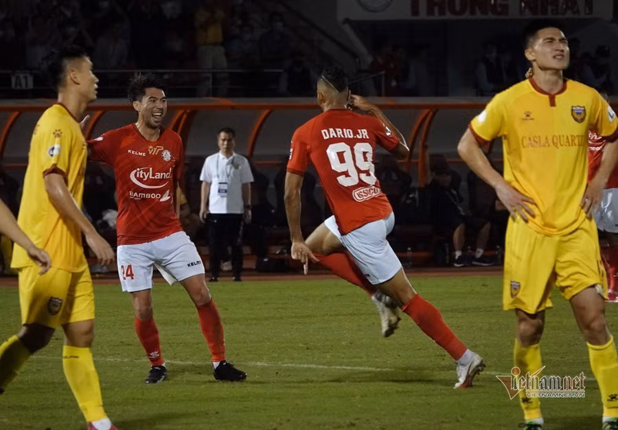Lee Nguyễn ăn mừng chiến thắng 2-0 của TP.HCM trước đội khách HL.Hà Tĩnh ở vòng 2 V.League 2021.
