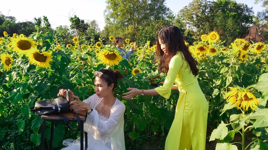  Chuẩn bị đặt máy chụp ảnh “tự sướng” -ẢNH: HOÀNG TRUNG