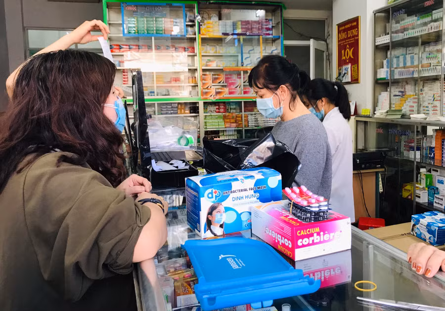 Người dân chỉ mua thêm 1 hoặc 2 hộp khẩu trang để sử dụng chứ không đổ xô mua áo ạt như đợt dịch trước. Ảnh Trần Dung