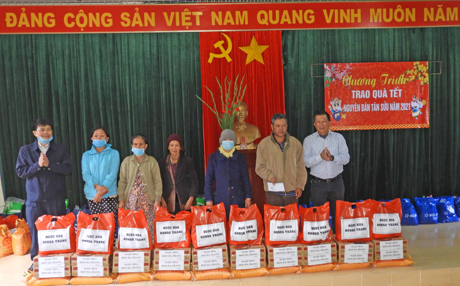 Các đơn vị tài trợ trao quà tết cho người nghèo. Ảnh: Thanh Nhật 