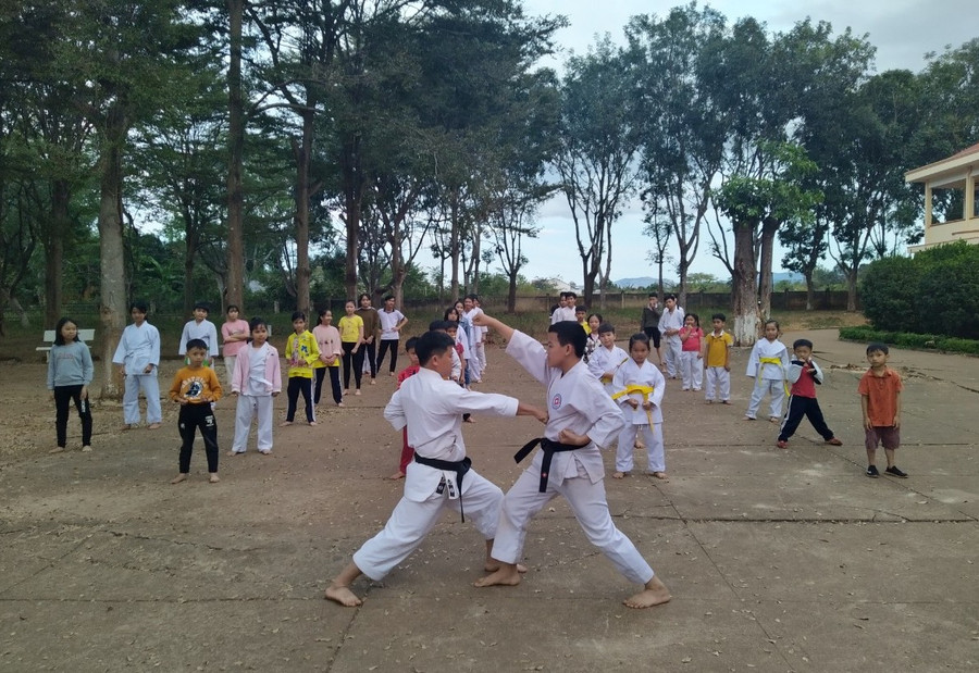 Huấn luyện viên CLB Karate Trung Nguyên dạy võ cho học viên tại Trường THCS Ya Ly (thị trấn Ia Ly, huyện Chư Păh). Ảnh: Nguyễn Tú