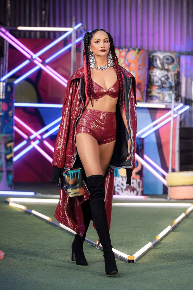 H'Hen Niê khoe hình thể săn chắc trong thiết kế nóng bỏng của Hà Nhật Tiến ẢNH: EDI LƯƠNG