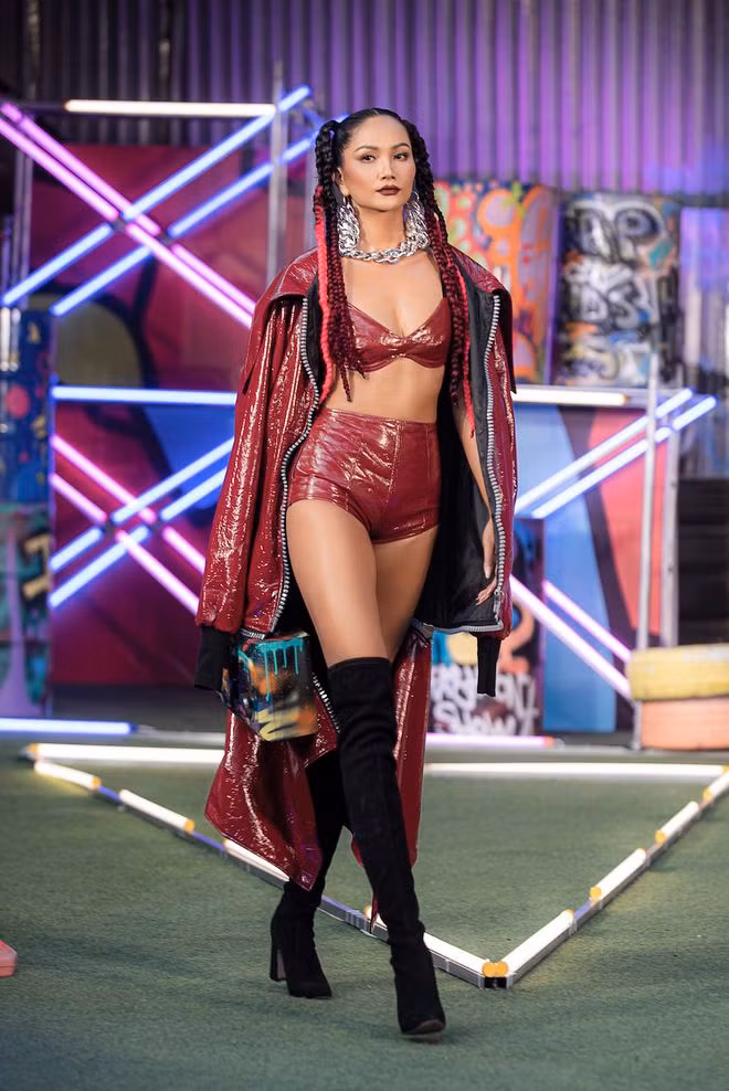 H'Hen Niê khoe hình thể săn chắc trong thiết kế nóng bỏng của Hà Nhật Tiến ẢNH: EDI LƯƠNG