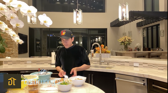 Đan Trường khoe gian bếp rộng rãi với đầy đủ tiện nghi ẢNH: CHỤP MÀN HÌNH