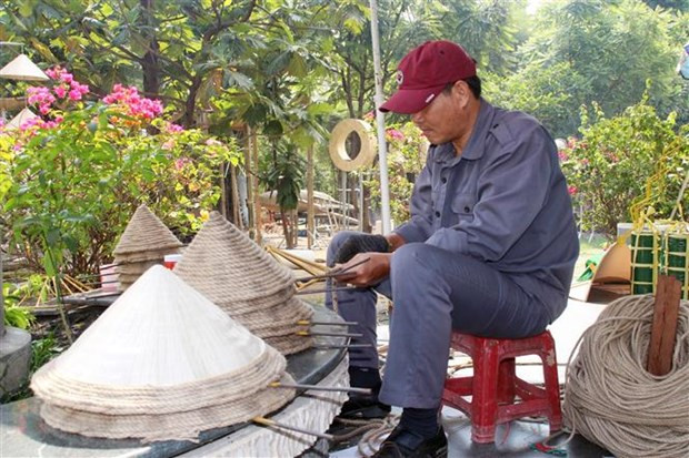 Thiết kế nón lá khung kim loại, bện dây thừng trang trí Đường hoa Nguyễn Huệ. (Ảnh: Mỹ Phương/TTXVN)