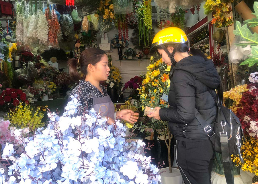 Nhiều người dân đã lựa chọn mặt hàng trang trí Tết sớm cho gia đình mình. Ảnh: Ngọc Thu