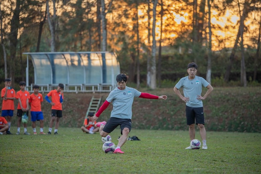 Công Phượng, Xuân Trường chăm chỉ luyện sút phạt dưới sự hướng dẫn của Kiatisak. Ảnh: Fanpage CLB HAGL.