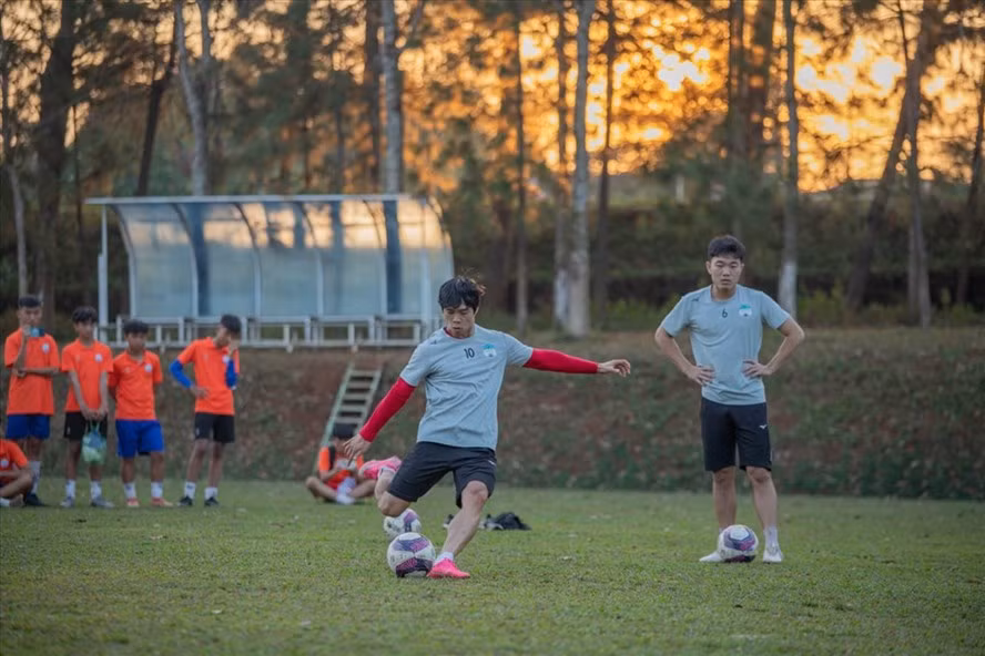 Công Phượng, Xuân Trường chăm chỉ luyện sút phạt dưới sự hướng dẫn của Kiatisak. Ảnh: Fanpage CLB HAGL.