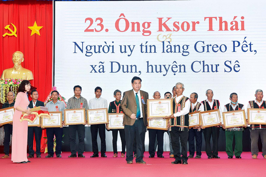 Phó Chủ tịch UBND tỉnh Kpă Thuyên tặng bằng khen cho các già làng tiêu biểu. Ảnh: Đức Thụy