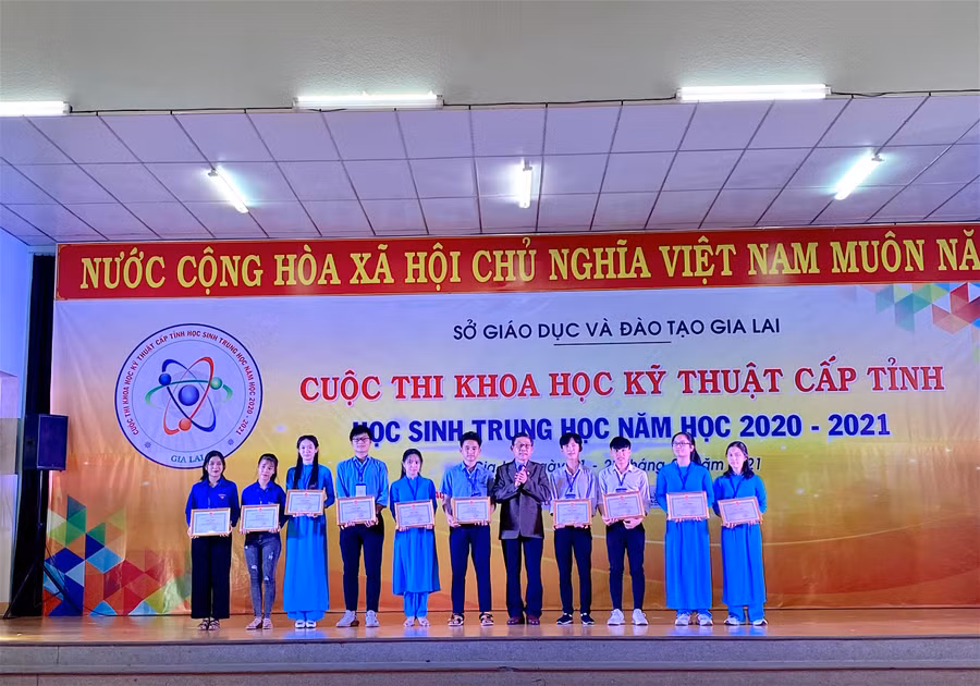 Giám đốc Sở Giáo dục và Đào tạo Lê Duy Định trao giải nhất cho 5 dự án xuất sắc. Ảnh: Hồng Thi.