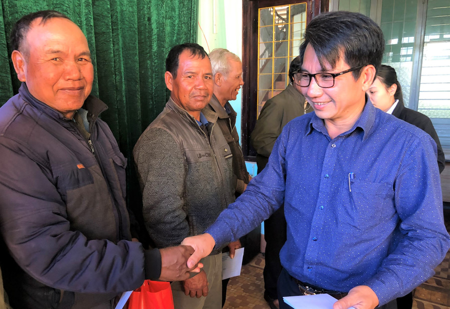 Ông Nguyễn Tiến Dũng-Phó Chủ tịch UBND huyện Đak Đoa tặng quà người uy tín gặp khó khăn do thiên tai, hỏa hoạn và đau ốm. Ảnh: Đinh Yến Ông Nguyễn Tiến Dũng-Phó Chủ tịch UBND huyện Đak Đoa tặng quà cho người uy tín gặp khó khăn do thiên tai, hỏa hoạn và đau ốm. Ảnh. Đinh Yến