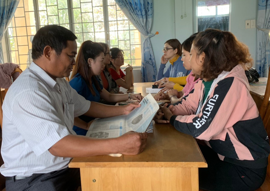 3 Thầy Hiao Son (Phó Hiệu Trưởng Trường Tiểu học Lê Quý Đôn, xã Ia Ma Rơn, huyện Ia Pa) và các giáo viên đọc báo, bàn luận về những kỳ vọng về Đại hội- Ảnh Vũ Chi.jpg