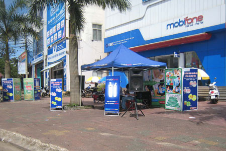 Hai điểm quảng cáo các chương trình khuyến mãi của Vinaphone bên hông Bưu điện tỉnh. Ảnh: H.D