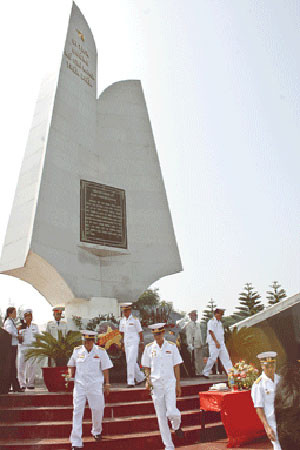 Biểu tượng cánh buồm tại cảng K15-cột mốc đầu tiên của đường Hồ Chí Minh trên biển.