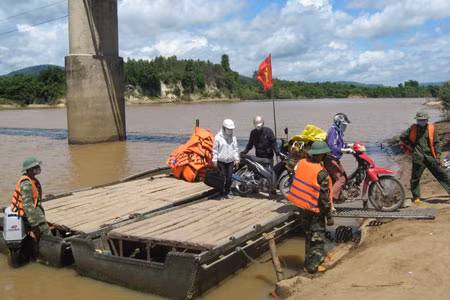 Bộ đội giúp dân vượt lũ. Ảnh: Ngọc Vũ