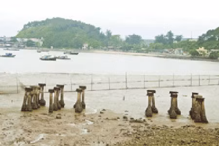 Những chiếc cọc còn lại của bến tàu không số năm xưa.