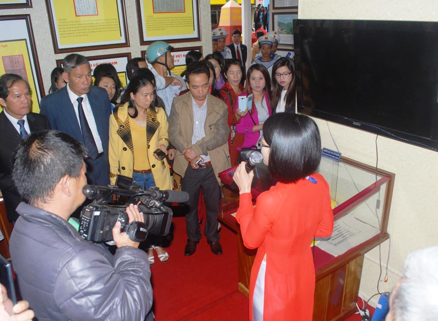 Triển lãm thu hút sự đông đảo các tầng lớp nhân dân. Ảnh: Ngô Khắc Lịch Triển lãm thu hút sự đông đảo các tầng lớp nhân dân. Ảnh: Ngô Khắc Lịch