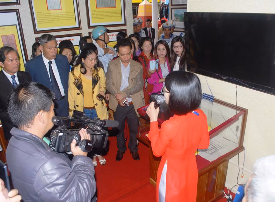 Triển lãm thu hút sự đông đảo các tầng lớp nhân dân. Ảnh: Ngô Khắc Lịch