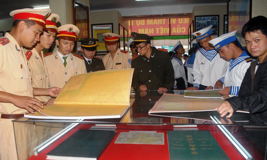 Lực lượng CSGT Công an Lâm Đồng tìm hiểu về các tài khẳng định chủ quyền Trường Sa, Hoàng Sa là của Việt Nam. Ảnh: Ngô Khắc Lịch ực lượng CSGT Công an Lâm Đồng tìm hiểu về các tài khẳng định chủ quyền Trường Sa, Hoàng Sa là của Việt Nam. Ảnh: Ngô Khắc Lịch