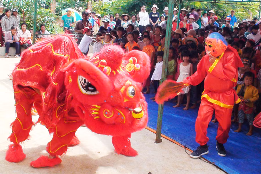 Tết tình thân sẽ vơi đi ý nghĩa nếu thiếu đi tiếng trống thì thùng và hình ảnh những con lân vui nhộn. Ảnh: Trần Dung Tết tình thân sẽ vơi đi ý nghĩa nếu thiếu đi tiếng trống thì thùng và hình ảnh những con lân vui nhộn. Ảnh: Trần Dung
