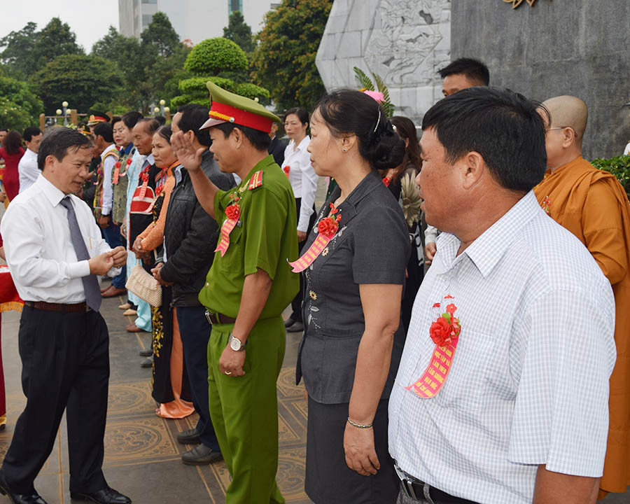  Tỉnh ủy khen thưởng những tập thể và cá nhân có thành tích học tập và làm theo tấm gương đạo đức Hồ Chí Minh. Ảnh: Thanh Nhật