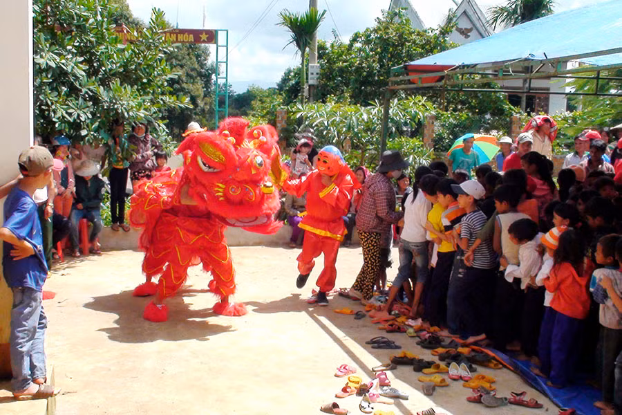 Vẻ háo hức của trẻ khi được chiêm ngưỡng màn múa lân. Ảnh: Trần Dung Vẻ háo hức của trẻ khi được chiêm ngưỡng màn múa lân. Ảnh: Trần Dung.