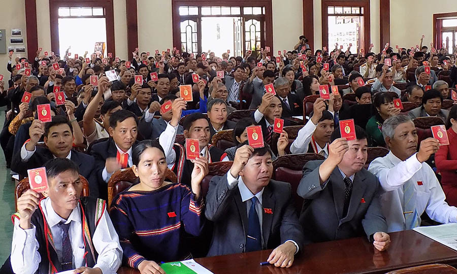 Biểu quyết chỉ tiêu về kiểm tra giám sát của Đảng tại Đại hội Đảng bộ Thành phố lần thứ XI. Ảnh: Thanh Nhật