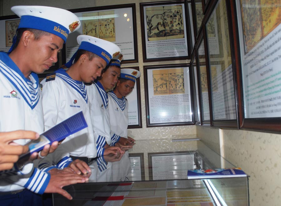 Các chiến sĩ Vùng 4 Hải quân tìm hiểu về các tư liệu khẳng định chủ quyền Trường Sa, Hoàng Sa là của Việt Nam. Ảnh: Ngô Khắc Lịch Các chiến sĩ Vùng 4 Hải quân tìm hiểu về các tư liệu khẳng định chủ quyền Trường Sa, Hoàng Sa là của Việt Nam. Ảnh: Ngô Khắc Lịch