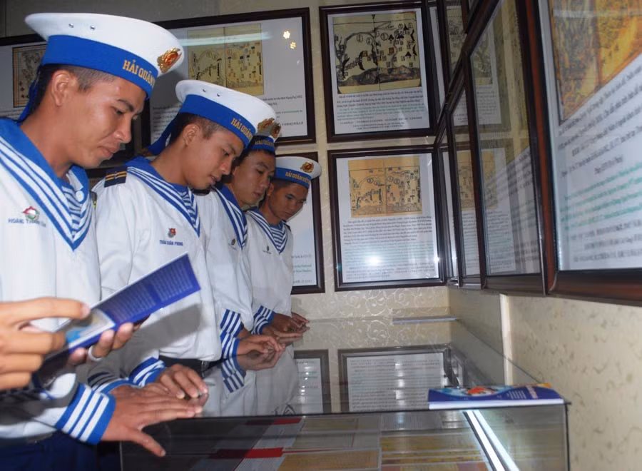 Các chiến sĩ Vùng 4 Hải quân tìm hiểu về các tư liệu khẳng định chủ quyền Trường Sa, Hoàng Sa là của Việt Nam. Ảnh: Ngô Khắc Lịch