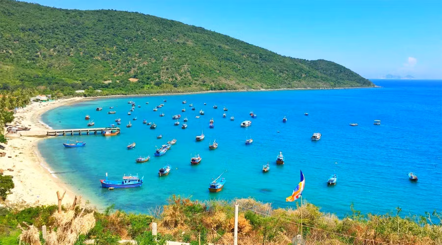 Vịnh Vân Phong điểm đến lý tưởng cho gơij ý nghỉ lễ lễ 30/4 – 1/5 chơi đâu. Ảnh: dulichnhatrang